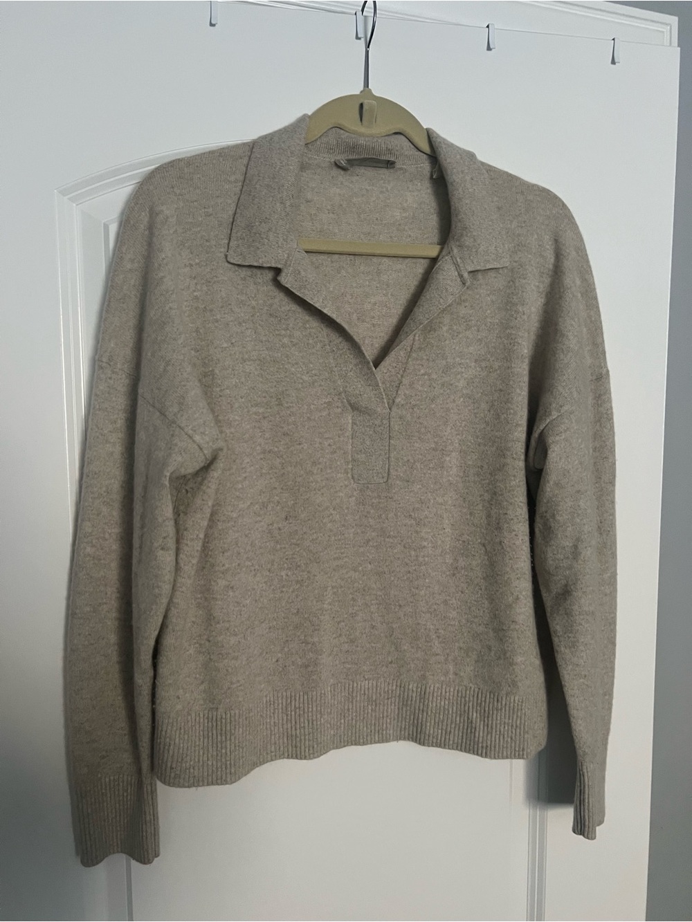 Everlane Cashmere Collared V-Neck Sweater in Oat sz L